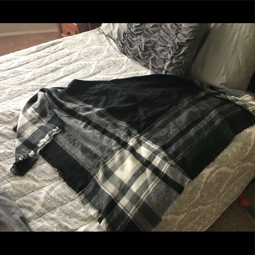 Black and white blanket scarf